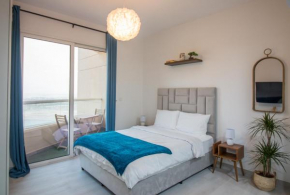 Fully upgraded studio with beautiful Lake View